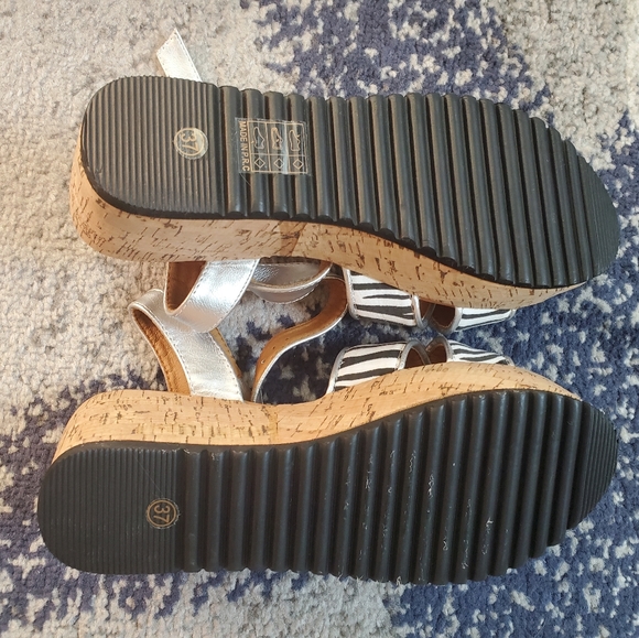 NWOT Zebra print cork sandals - Picture 5 of 7